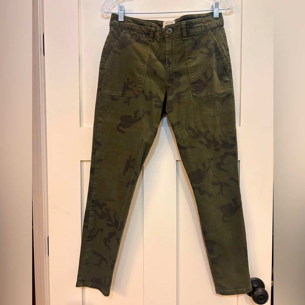 Sanctuary green camo pants.  Sz 28.